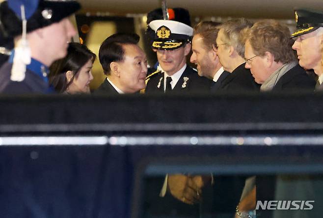 [암스테르담=뉴시스] 조수정 기자 = 네덜란드를 국빈 방문한 윤석열 대통령과 부인 김건희 여사가 11일(현지시간) 암스테르담 스히폴 공항에 도착해 환영 인사와 악수하고 있다. 2023.12.12. chocrystal@newsis.com
