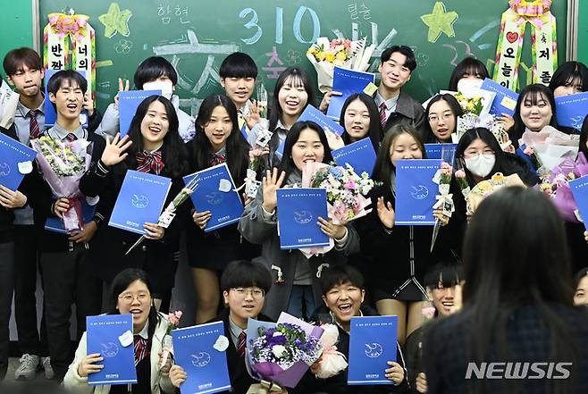 [시흥=뉴시스] 김종택 기자 = 12일 경기도 시흥시 함현고등학교에서 열린 졸업식에서 학생들이 기념촬영 하며 추억을 남기고 있다. 2023.12.12. jtk@newsis.com