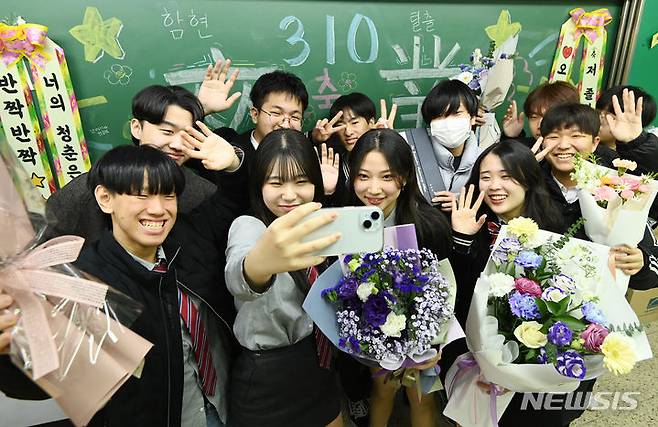 [시흥=뉴시스] 김종택 기자 = 12일 경기도 시흥시 함현고등학교에서 열린 졸업식에서 학생들이 기념촬영 하며 추억을 남기고 있다. 2023.12.12. jtk@newsis.com
