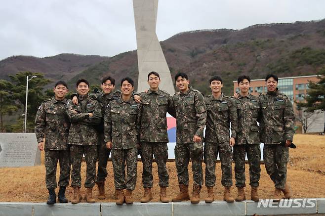 [서울=뉴시스]프로축구 김천 상무 6기 전역자들. (사진=김천 상무 제공)