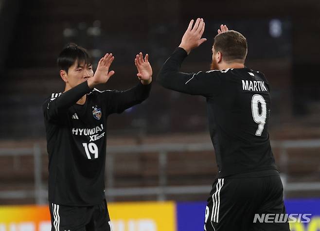 [울산=뉴시스] 김근수 기자 = 12일 오후 울산 남구 울산문수축구경기장에서 열린 AFC 챔피언스리그 I조 조별리그 6차전 울산현대와 가와사키 프론탈레의 경기 후반 울산현대 마틴 아담이 페널티킥을 성공시키고 김영권과 기쁨을 나누고 있다. 2023.12.12. ks@newsis.com