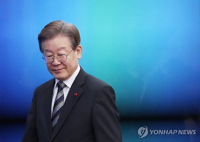 (서울=연합뉴스) 신준희 기자 = 더불어민주당 이재명 대표가 11일 국회에서 열린 인재영입식에 입장하고 있다. 2023.12.11 hama@yna.co.kr 연합뉴스