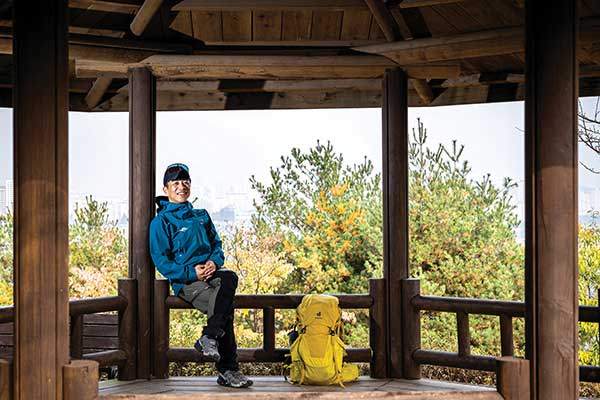 심학산 정자에서 휴식을 취하고 있는 문종원씨