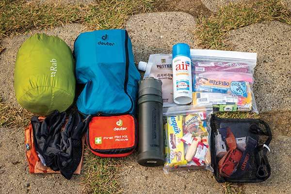 설악대종주 38km에 임하는 기본 짐. 식량과 경량패딩, 구급약 정도로 매우 간소하다. 배낭 무게를 줄여 산행 부담을 줄이고, 대신 지원을 늘리면 장거리에 대한 진입장벽도 낮출 수 있고, 더 안전하다는 설명이다.