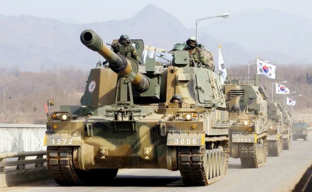 육군 포병여단이 훈련을 위해 K9 자주포를 이동하고 있다. 사진 제공=육군