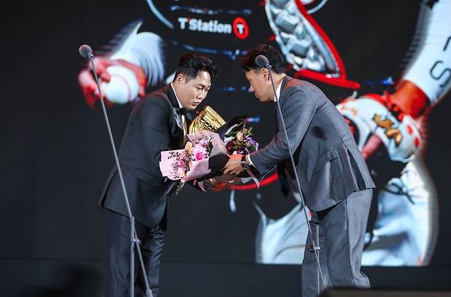 2023 KBO 골든글러브 시상식에서 포수 부문 수상자로 뽑힌 양의지(왼쪽)가 이승엽 두산 감독에게 꽃다발을 받고 있다. 두산 제공