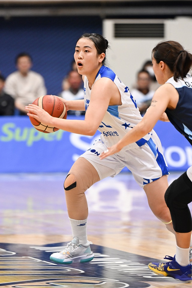 신한은행전에서 이명관(왼쪽)은 11점 6리바운드를 올렸다. /사진=WKBL 제공