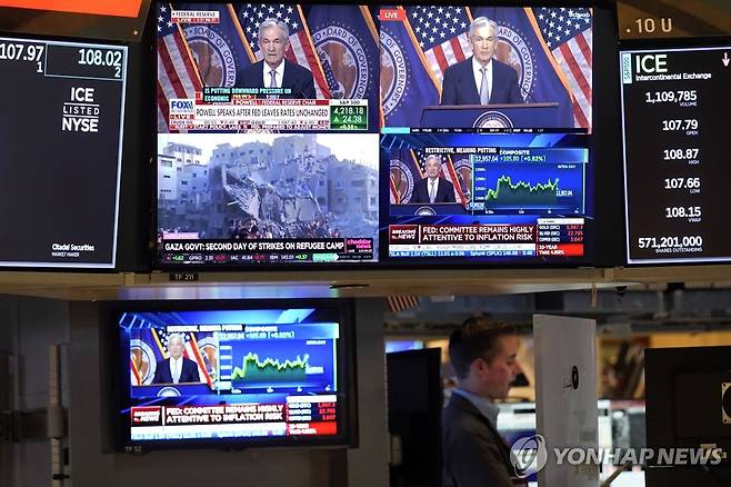 뉴욕증권거래소 모니터에 중계되는 제롬 파월 연준 의장의 기자회견  [AP 연합뉴스 자료사진]