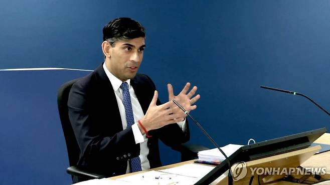 리시 수낵 영국 총리 (로이터=연합뉴스) 리시 수낵 영국 총리가 11일(현지시간) 코로나19 공공조사 청문회에서 증언하고 있다. 2023.12.11 photo@yna.co.kr[영국 코로나19 공공조사 청문회 제공. 재판매 및 DB 금지]