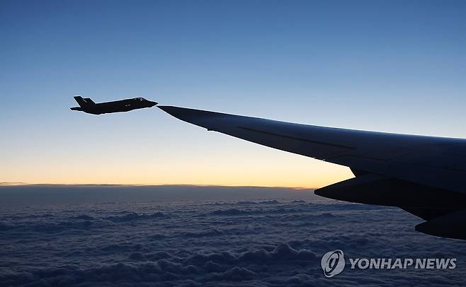 윤 대통령 탑승 공군 1호기 호위하는 네덜란드 공군기 (암스테르담=연합뉴스) 임헌정 기자 = 네덜란드를 국빈 방문하는 윤석열 대통령과 부인 김건희 여사가 탑승한 공군 1호기가 11일(현지시간) 네덜란드 공군기의 호위를 받고 있다. 2023.12.12 kane@yna.co.kr