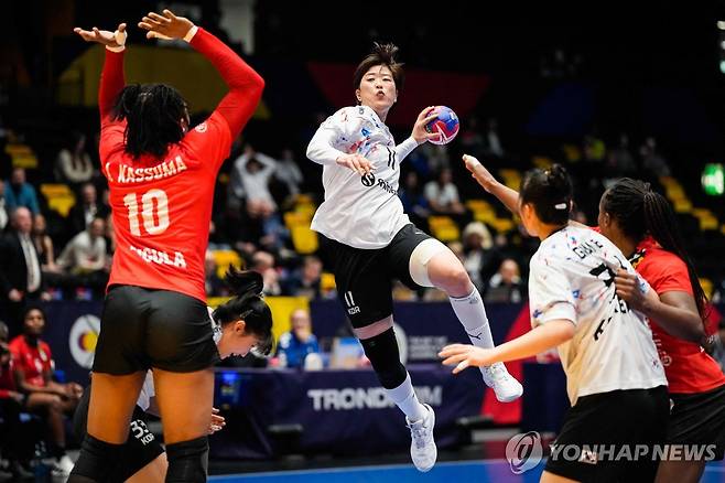 앙골라 전에서 슛을 던지는 류은희 [AFP=연합뉴스]