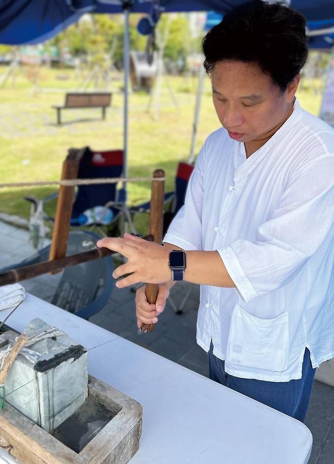 경기도무형문화재 지정 옥장 김성운씨 [안산시 제공. 재판매 및 DB 금지]