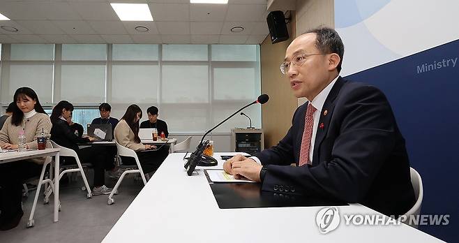 질문에 답변하는 추경호 부총리 (세종=연합뉴스) 김주형 기자 = 추경호 경제부총리 겸 기획재정부 장관이 12일 오후 세종시 정부세종청사에서 열린 출입기자단 간담회에서 질문에 답변하고 있다. 2023.12.12 kjhpress@yna.co.kr