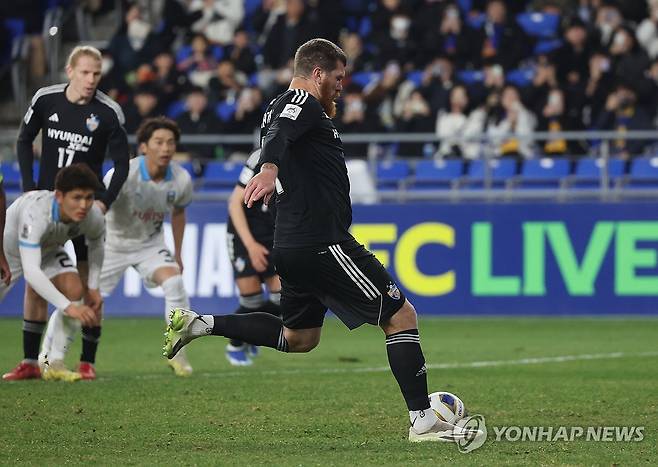 페널티킥 하는 마틴 아담 (울산=연합뉴스) 김용태 기자 = 12일 울산 문수축구경기장에서 열린 2023-2024 아시아축구연맹(AFC) 챔피언스리그(ACL) 조별리그 울산 현대와 일본 가와사키 프론탈레의 경기에서 울산 마틴 아담이 페널티킥을 하고 있다. 2023.12.12 yongtae@yna.co.kr