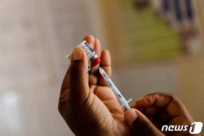 지난 7월1일(현지시간) 케냐 키수무의 한 병원에서 간호사가 말라리아 백신을 주사기에 채우고 있다. 2023.07.01/ ⓒ 로이터=뉴스1 ⓒ News1 장성희 기자