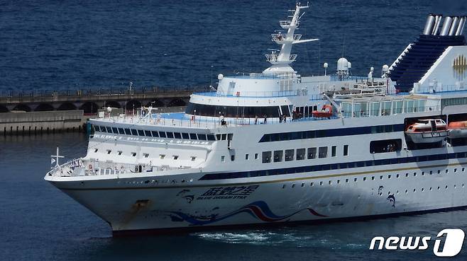 중국 국적의 크루즈 '블루드림스타호(Blue Dream Star·2만4782t)가 31일 오후 제주시 건입동 제주국제여객선터미널 크루즈전용부두에 입항하고 있다. (제주도사진기자회)2023.8.31/뉴스1 ⓒ News1 오현지 기자