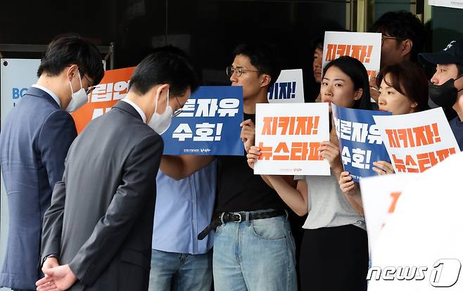 서울중앙지검 수사팀이 뉴스타파 본사 앞에서 뉴스타파 직원들과 대치하고 있다. . 2023.9.14/뉴스1 ⓒ News1 김성진 기자