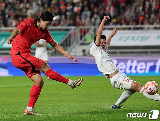 17일 경기 수원시 팔달구 수원월드컵경기장에서 열린 축구 국가대표 평가전 대한민국과 베트남의 경기, 전반 대한민국 조규성이 슛을 하고 있다. 2023.10.17/뉴스1 ⓒ News1 김진환 기자