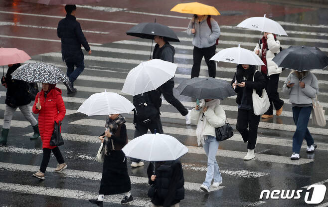 전국 대부분 지역에 비가 내리는 11일 오전 경북 경산시 대학로에서 우산을 쓴 시민들이 발걸음을 재촉하고 있다. 2023.12.11/뉴스1 ⓒ News1 공정식 기자