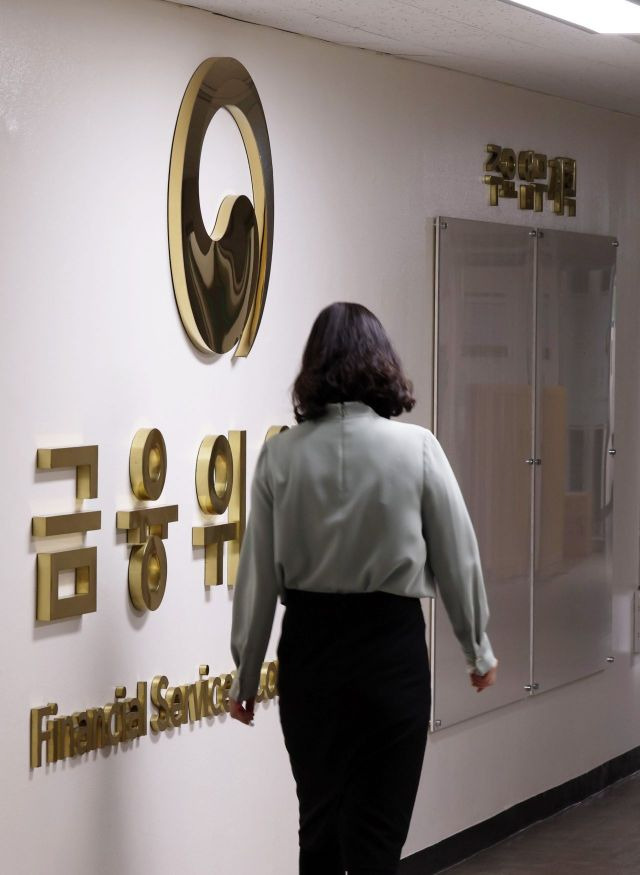 금융당국이 오는 5월 가동을 앞둔 '대환대출' 인프라에 연말까지 주택담보대출(주담대)을 포함하는 방안을 추진하기로 결정한 9일 서울 종로구 정부서울청사 금융위원회 복도에 관계자들이 분주히 움직이고 있다. 금융당국은 금융권 대출금리를 한눈에 비교하고 갈아탈 수 있도록 한 대환대출 플랫폼을 구축해 주담대 이자 부담을 덜어주겠다는 취지로 설명했다. 사진=윤동주 기자 doso7@