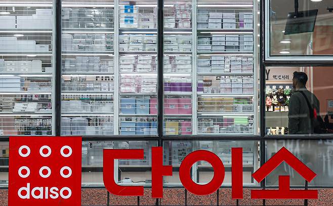 다이소가 역대 처음으로 연 매출 3조원을 바라보고 있다. 다이소의 작년 매출은 2조9458억원으로 전년 동기 대비 13.1% 증가했다. 업계는 가성비 생활용품과 뷰티 제품이 사회적 분위기와 잘 맞아떨어져 3조원은 가뿐히 넘길 것이라 전망하고 있다. 사진은 6일 오후 서울 시내 다이소 매장 모습. 2023.11.06. /뉴시스
