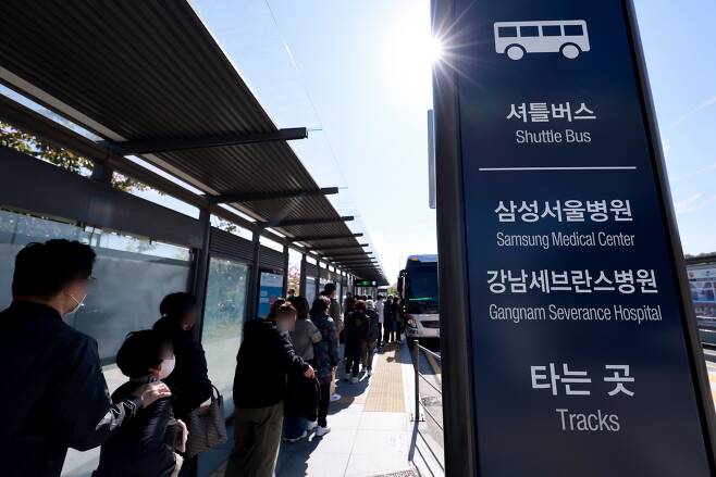 서울 강남구 SRT 수서역 앞에서 삼성서울병원과 강남세브란스병원으로 가는 셔틀버스를 타기 위해 사람들이 기다리고 있다./연합뉴스