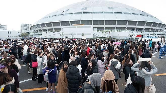 2019년 12월 4일 낮 '2019 엠넷 아시안 뮤직 어워즈'(MAMA)가 열린 일본 아이치현 나고야돔 인근에 K팝을 즐기는 일본 팬들이 줄서서 기다리고 있다./조선일보DB