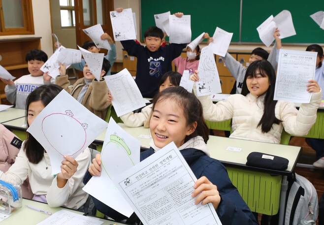 2023년 12월 12일 부산 동래구 안민초등학교에서 겨울 방학을 맞은 학생들이 생활계획표를 들어보이고 있다. /조선DB