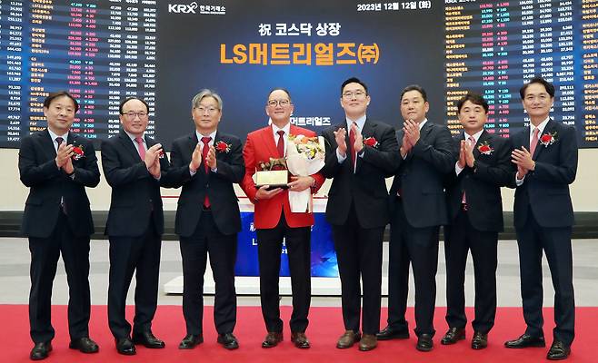 12일 서울 영등포구 한국거래소에서 열린 LS머트리얼즈 코스닥시장 상장기념식에서 유도석 한국IR협의회 상무(왼쪽부터), 강왕락 코스닥협회 부회장, 홍순욱 한국거래소 코스닥시장본부장, 홍영호 LS머트리얼즈 대표이사, 구본규 LS전선 대표이사, 이상호 LS전선 전무, 박성원 KB증권 부사장, 엄주성 키움증권 부사장이 기념촬영을 하고 있다. (한국거래소 제공) 2023.12.12/뉴스1