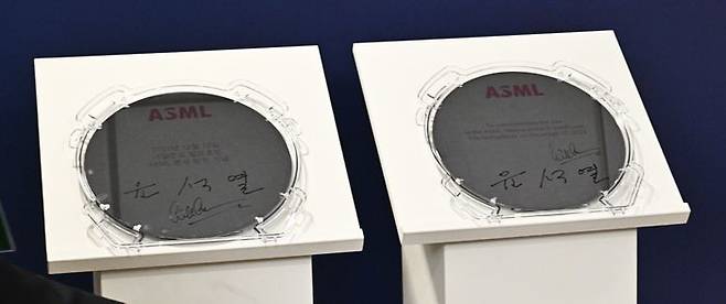 네덜란드를 국빈 방문한 윤석열 대통령이 12일(현지시간) 벨트호벤에 위치한 ASML 본사를 방문해 웨이퍼에 남긴 서명 ⓒ뉴시스