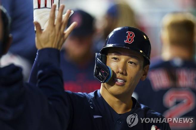 아시아 외야수 최고액도 갈아치웠다. 지난해 메이저리그(ML)에 입성한 일본인 외야수 요시다 마사타카(보스턴 레드삭스)의 5년 9000만 달러(1183억원)도 넘어섰다.