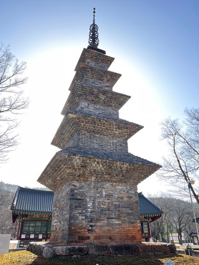경북 칠곡 팔공산 자락에 위치한 송림사의 오층전탑. 원형이 잘 보존돼 보물로 지정돼 있다.