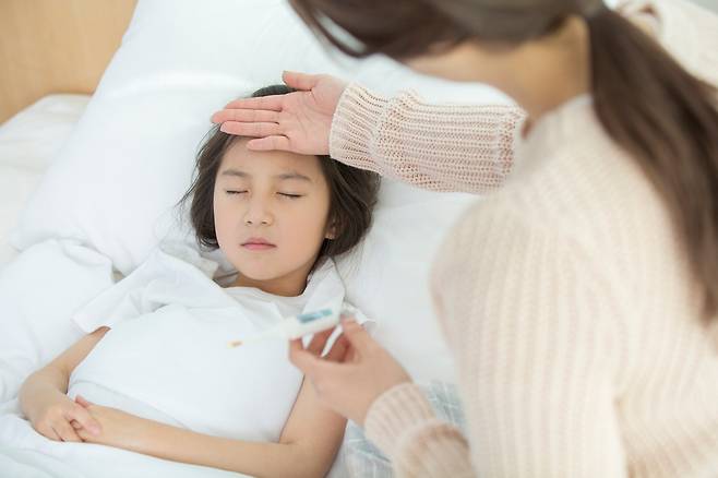 마이코플라즈마 폐렴은 일반 감기와 달리 고열, 기침, 가래 등의 증상이 심하게 나타난다. 청진과 엑스레이 등을 통해 독감과도 빠르게 구분할 수 있다. /클립아트코리아