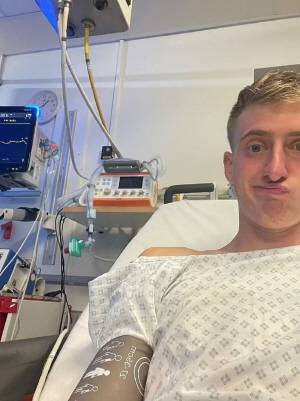 영국에서 사는 카메론 존슨(24)은 맥박이 22bpm으로, 세계에서 가장 느린 심박수를 기록했다. 병원에서 부정맥 검사를 위해 24시간 동안 맥박을 모니터링한 카메론 존슨의 모습.​/사진=영국 데일리메일