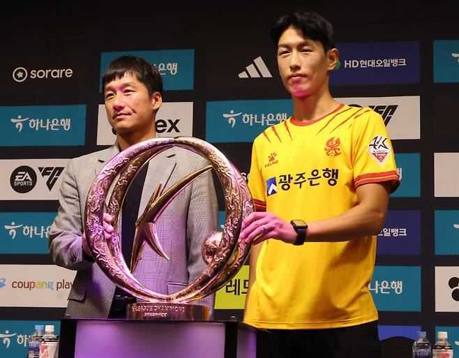 <yonhap photo-3677=""> 미디어데이 참석한 광주FC 이정효 감독과 안양규 (서울=연합뉴스) 최재구 기자 = 18일 서울 용산 한 호텔에서 열린 K리그1 파이널라운드 미디어데이 행사에서 광주FC 이정효 감독과 안양규가 기념사진을 촬영하고 있다. 2023.10.18 jjaeck9@yna.co.kr/2023-10-18 13:11:52/ <저작권자 ⓒ 1980-2023 ㈜연합뉴스. 무단 전재 재배포 금지.></yonhap>