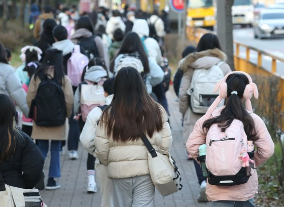 지난달 10일 오전 경기 화성시의 한 초등학교 앞에서 아이들이 두터운 외투를 입고 등교를 하고 있다. 뉴스1