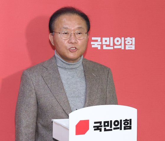 윤재옥 국민의힘 원내대표가 13일 서울 여의도 국회에서 브리핑을 하고 있다.  이날 김기현 국민의힘 대표는 SNS를 통해 당 대표직 사퇴의사를 밝혔다. 뉴스1