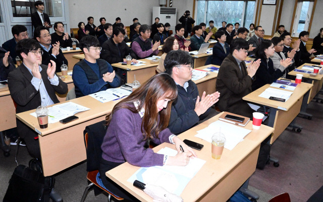 ▲ ‘수도권 바이오 허브시티홍천’ 실현을 위한 홍천바이오산업 미래 전략포럼이 지난 11일 홍천문화예술회관 강당에서 김중석 강원도민일보 회장, 허장현 (재)강원테크노파크 원장, 신영재 홍천군수, 박영록 홍천군의장, 홍천국가항체클러스터 입주기업 대표, 바이오관계자 등이 참석한 가운데 열렸다.  김정호