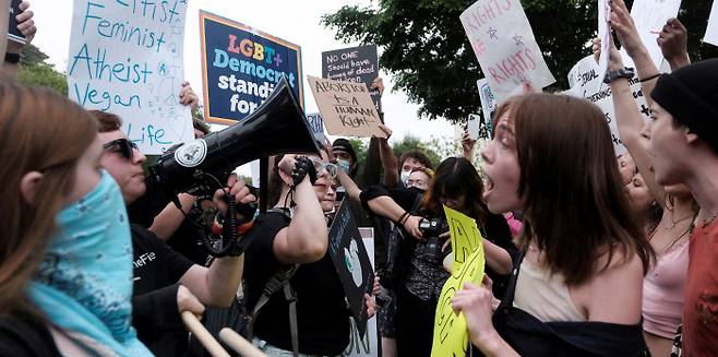 미국 연방대법원이 여성의 임신중지 권리를 인정한 ‘로 대 웨이드’ 판례를 뒤집을 것으로 알려진 직후인 지난해 5월4일 워싱턴 연방대법원에 몰려온 임신중지권 옹호론자와 반대론자들이 설전을 벌이고 있다. 사전적으로 진보는 현재의 체제와 제도의 변화와 개혁, 보수는 현재 제도의 보전을 주로 추구하는 것으로 정의되지만 지난해 미 대법원에서 임신중지권을 폐지하는 변화를 주도한 것은 보수 성향 대법관들이었다. 로이터연합뉴스