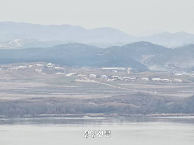 접경지역인 경기도 파주시 탄현면에서 보이는 북한 마을의 모습. 안재영 헤이리사무국 이사(61) 제공