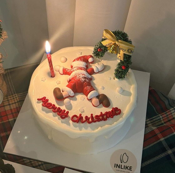 Glueten-free Santa Strawberry Christmas cake (53,000 won) at InLike cake shop in Gangseo District, western Seoul [SCREEN CAPTURE/ INLIKE]