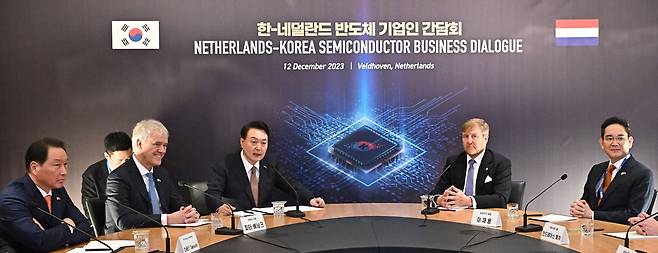 네덜란드를 국빈 방문한 윤석열 대통령이 12일(현지시간) 펠트호번 ASML 본사에서 열린 한·네덜란드 반도체 기업인 간담회에서 발언하고 있다. 왼쪽부터 최태원 SK그룹 회장, 페터르 베닝크 ASML 최고경영자(CEO), 윤 대통령, 빌럼 알렉산더르 네덜란드 국왕, 이재용 삼성전자 회장.  연합뉴스