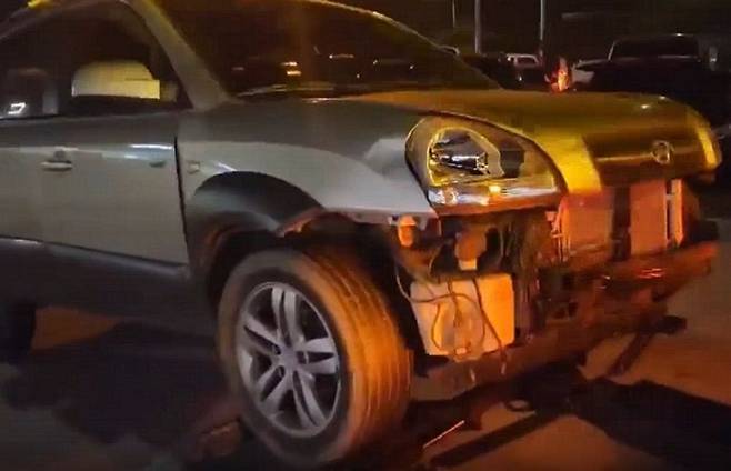 스포츠유틸리티차량(SUV)이 지난 10월 1일 오후 7시 3분께 청주 청원구 오창읍 화산리 중부고속도로 오창휴게소에서 보행자 2명과 차량 4대를 들이받고 파손됐다. [사진 = MBC 보도화면 갈무리]