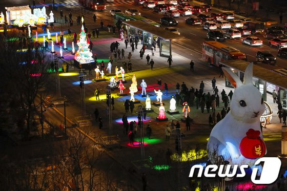 지난해 서울 종로구 광화문광장에서 개최한 '2022 서울 빛초롱'과 '서울라이트 광화' /사진=뉴스1