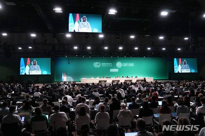 [AP/뉴시스] COP28의 술탄 알자베르 의장이 13일 합의안 통과 선포 직전 마지막 총회에서 연설하고 있다. 198개국 대표들이 합의안 협상에 참여했다.