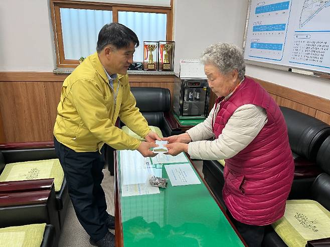 전북 남원시 금동에 사는 87세 김길남 어르신이 어려운 이웃을 위해 써달라며 102만 5천 원을 금동행정복지센터를 찾아 기부했다. 남원시 제공