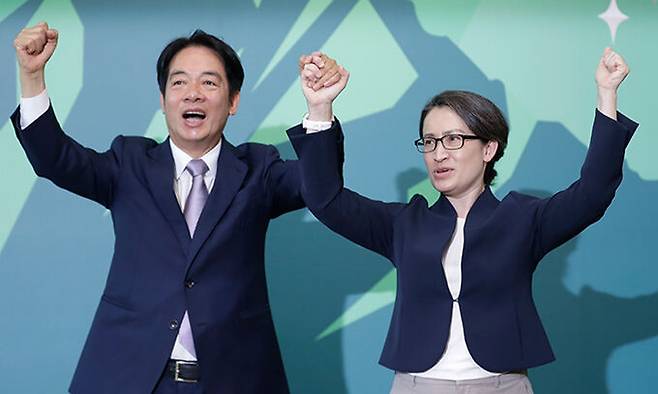 대만 집권당인 민주진보당(민진당)의 라이칭더 총통 후보(왼쪽)가 지난 11월 20일 타이베이 선거운동본부에서 기자회견을 열고 샤오메이친 주미 타이베이경제문화대표처(TECRO) 대표를 부총통 후보로 소개하고 있다. AP연합뉴스