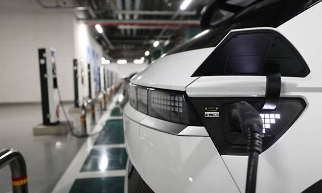 서울 한 대형 쇼핑몰 내 전기차 충전소의 모습. 연합뉴스