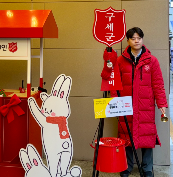 지난 11일 서울 중구 롯데백화점 앞에서 본지 기자가 구세군 자선냄비 자원봉사에 참여하고 있다. 구세군 제공