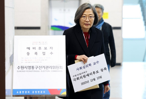 국민의힘이 제22대 국회의원선거 인재로 영입한 이수정 경기대 범죄심리학과 교수가 13일 예비후보 등록을 위해 경기도 수원시 영통구선거관리위원회로 들어서고 있다.  연합뉴스